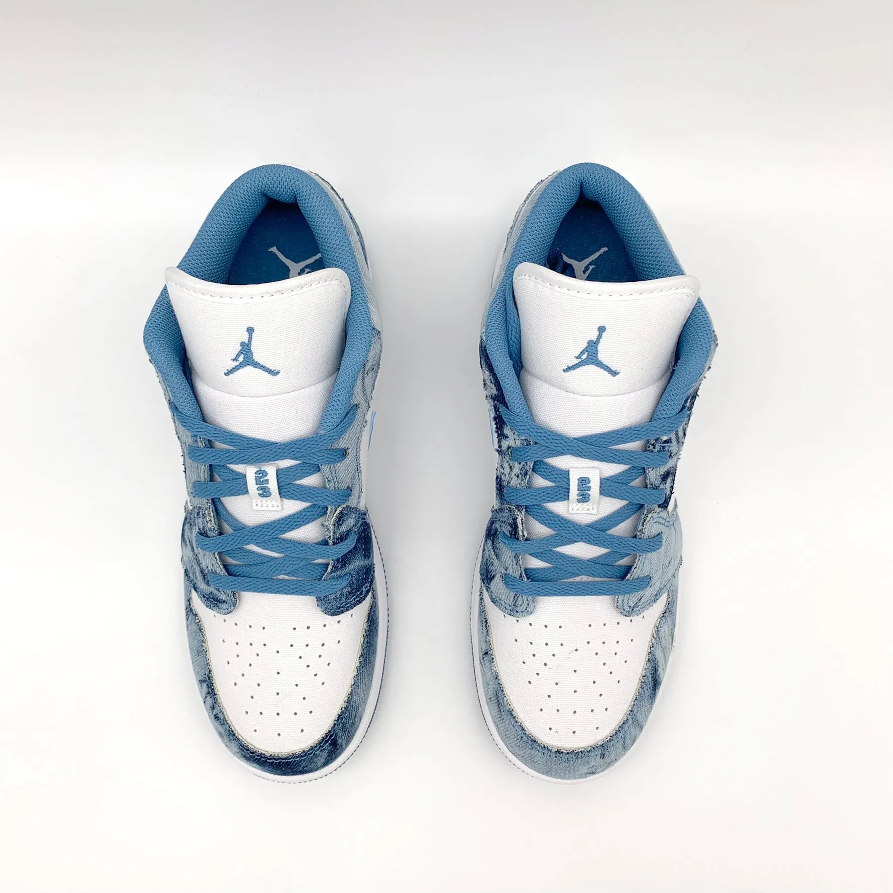 Sure! Here’s an optimized title for the Jordan 1 Low Washed Denim:

**Nike Air Jordan 1 Low Washed Denim Sneakers - Stylish Casual Footwear for Men** 

This title includes modifiers and highlights key features, making it more appealing for e-commerce.