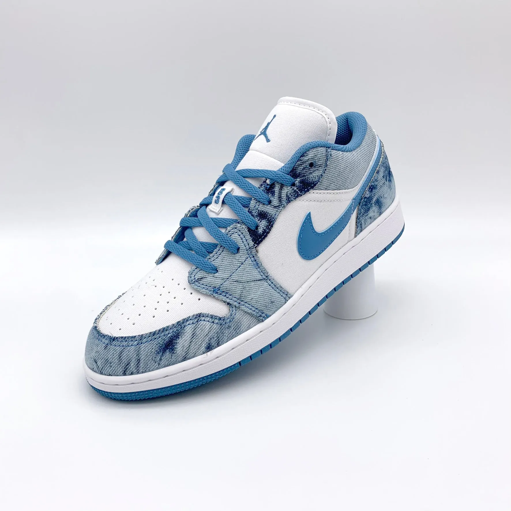 Sure! Here’s an optimized title for the Jordan 1 Low Washed Denim:

**Nike Air Jordan 1 Low Washed Denim Sneakers - Stylish Casual Footwear for Men** 

This title includes modifiers and highlights key features, making it more appealing for e-commerce.