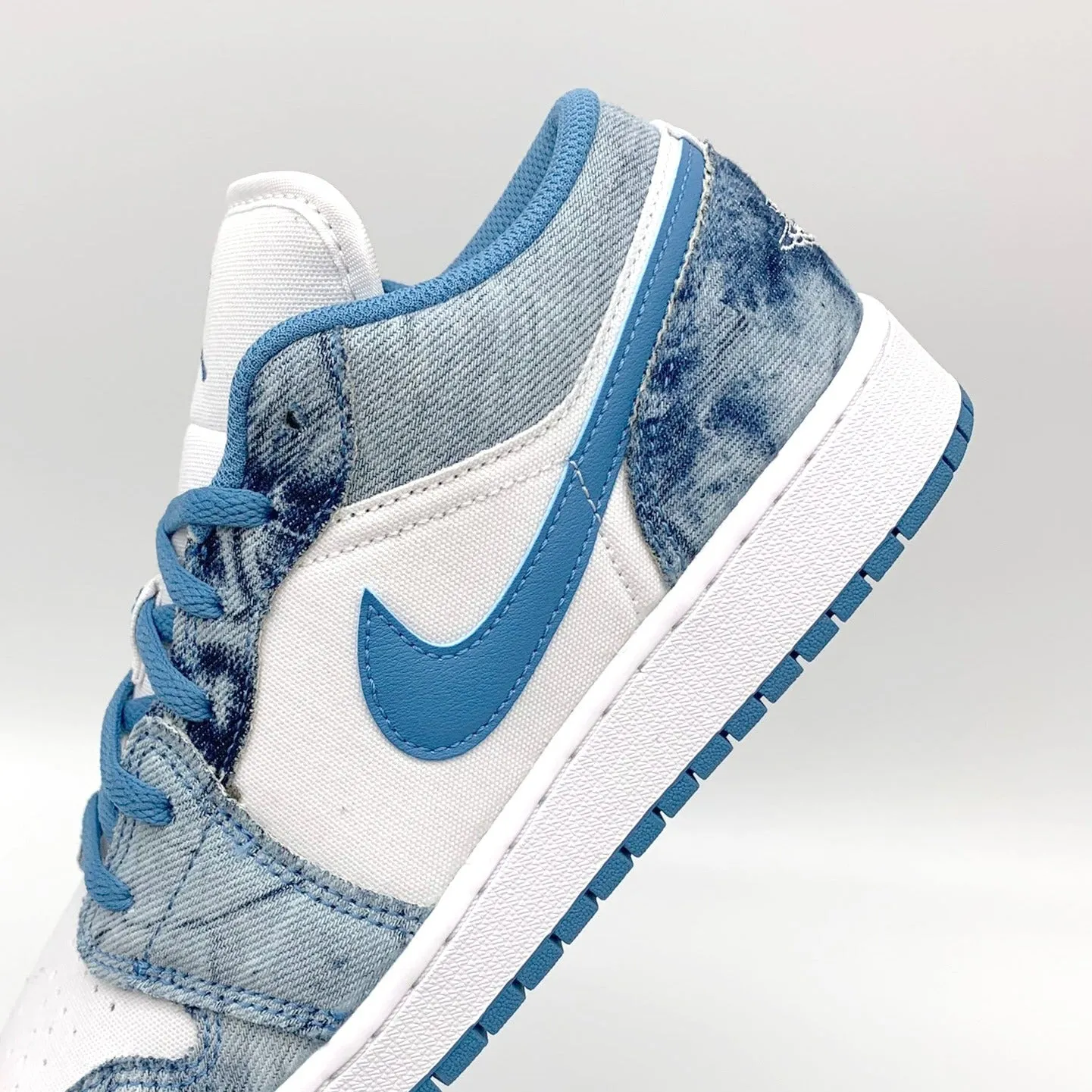 Sure! Here’s an optimized title for the Jordan 1 Low Washed Denim:

**Nike Air Jordan 1 Low Washed Denim Sneakers - Stylish Casual Footwear for Men** 

This title includes modifiers and highlights key features, making it more appealing for e-commerce.