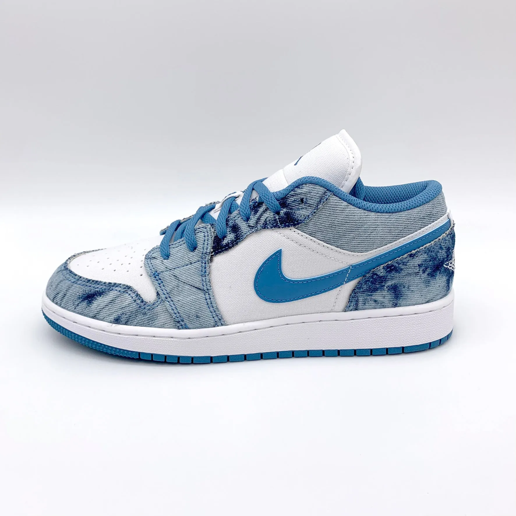 Sure! Here’s an optimized title for the Jordan 1 Low Washed Denim:

**Nike Air Jordan 1 Low Washed Denim Sneakers - Stylish Casual Footwear for Men** 

This title includes modifiers and highlights key features, making it more appealing for e-commerce.